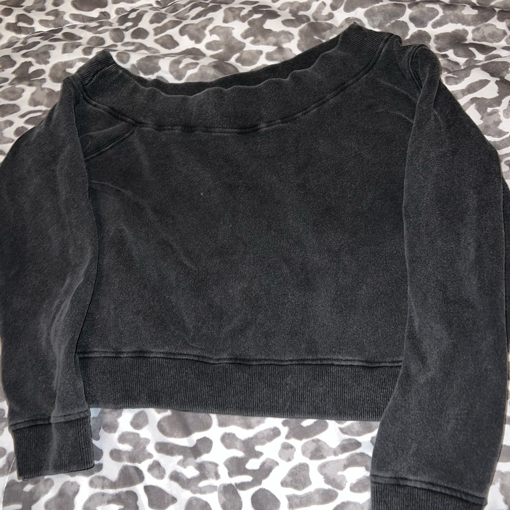 Off the shoulder crop crew